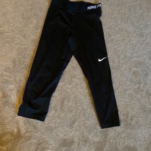 Women’s Nike Pro Black Capris Size medium great condition (barely worn)
